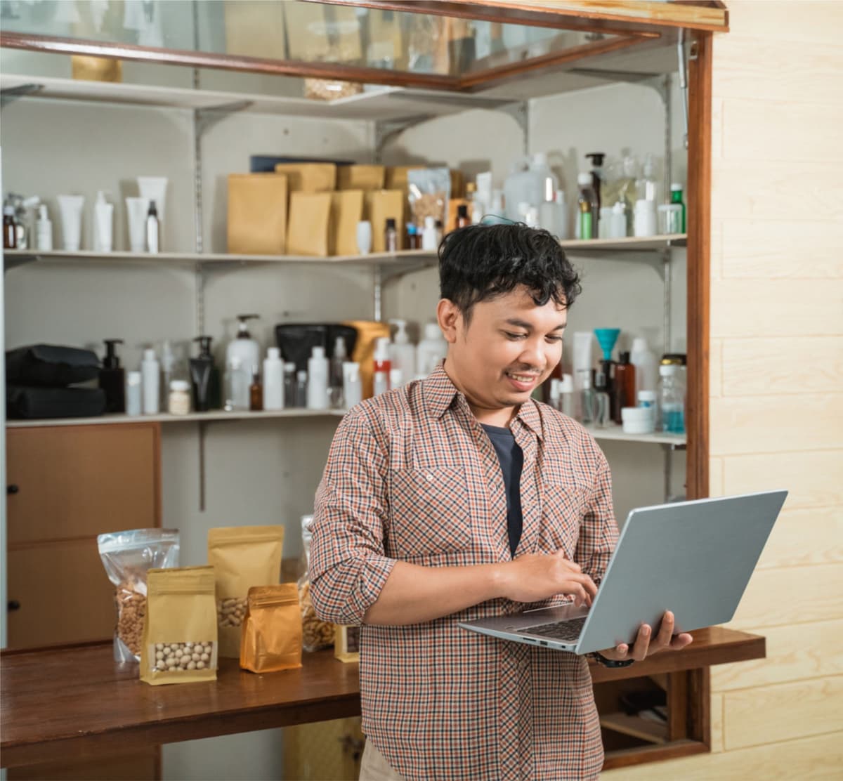 Pengusaha individu mengembangkan bisnis